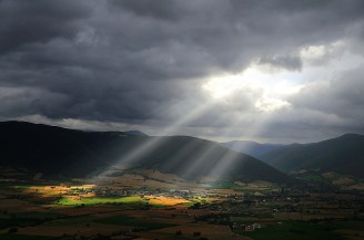 Source: www.goodfreephotos.com/albums/other-landscapes/sunlight-on-the-mountain-valley-landscape.jpg